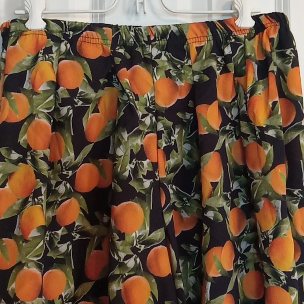 PrettyLittleThing Multicolor Leaf Print Shorts - Picture 2 of 5